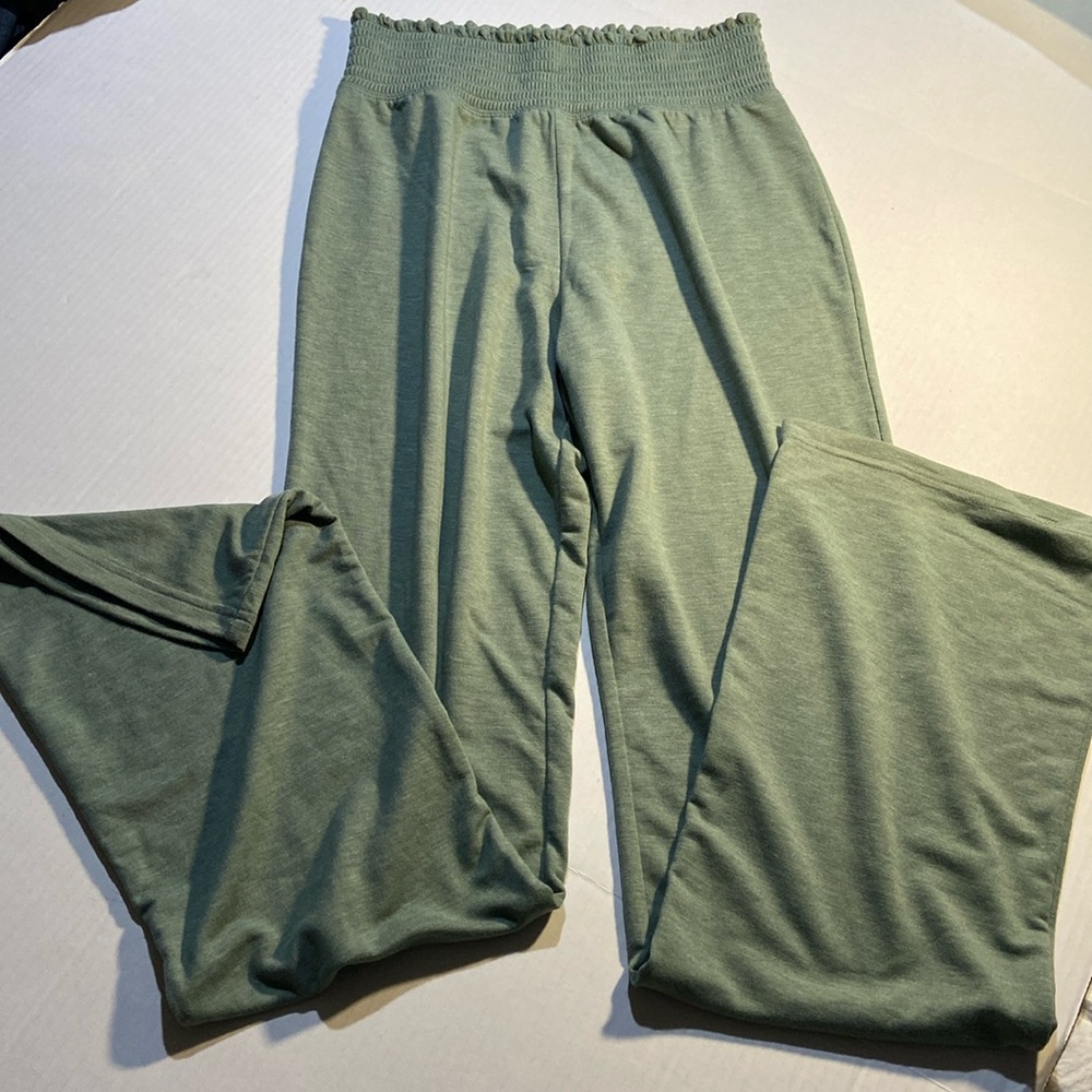SO Lounge Life Sweatpants in sage green